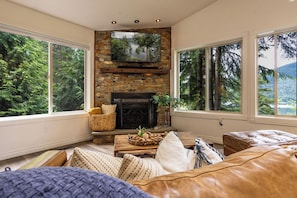 Smart TV, fireplace, foosball, table tennis - Panoramic Lake View Living with Hot Tub & Sauna (Bellingham)