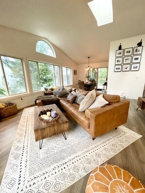 Smart-TV, Kamin, Tischfußball, Bücher