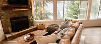 Panoramic Lake View Living with Hot Tub! Pet Friendly! 