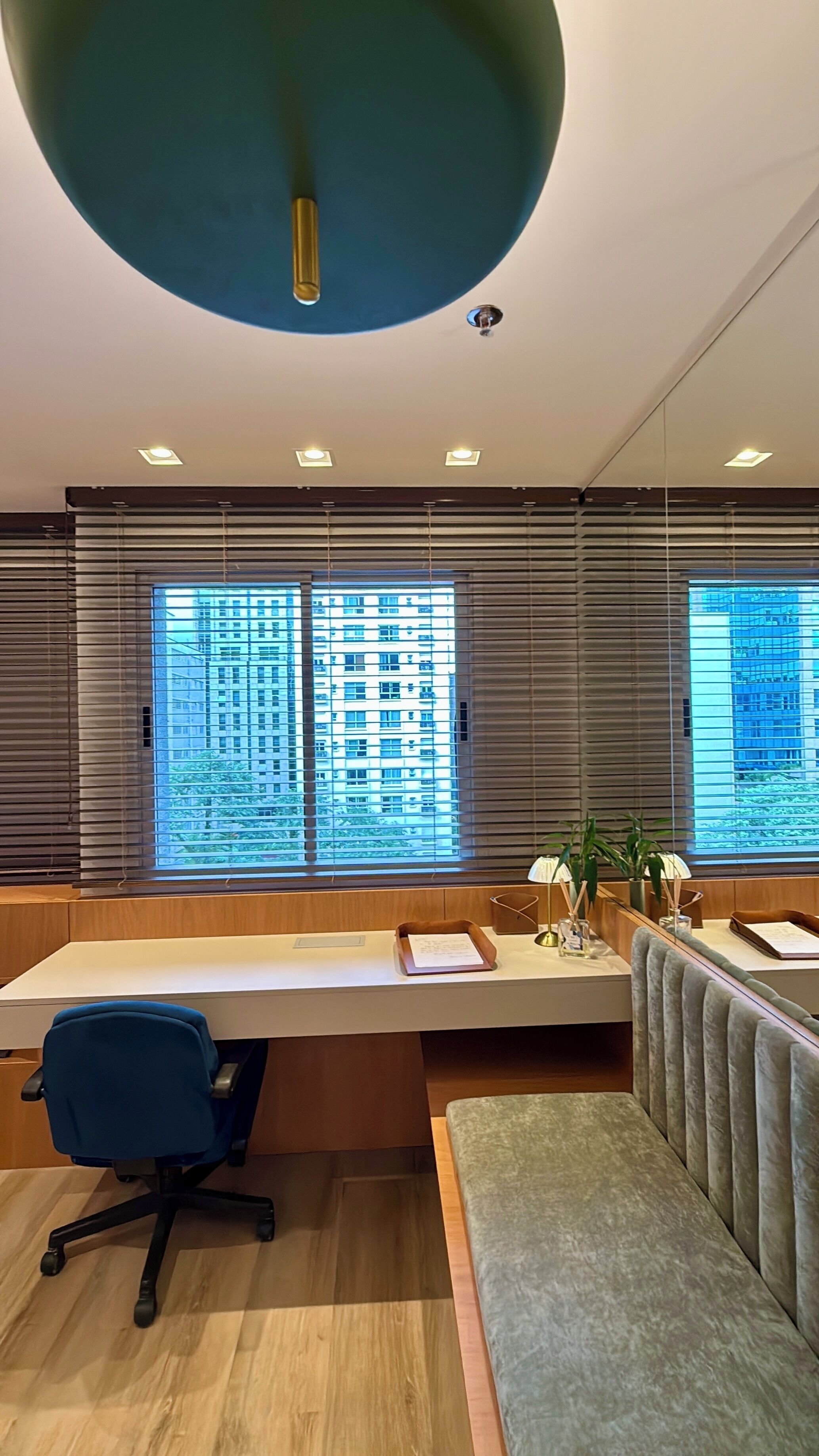 Ein moderner Arbeitsbereich mit Schreibtisch, Stuhl und Bank.