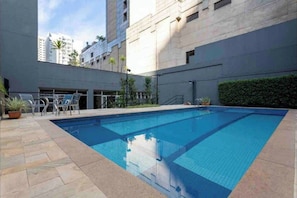 Una piscina al aire libre