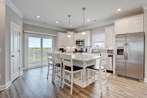 6 Bedroom, 5 Bath Ocean Side home, steps to the beach and SeaView Pier