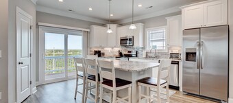 6 Bedroom, 5 Bath Ocean Side home, steps to the beach and SeaView Pier