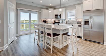 6 Bedroom, 5 Bath Ocean Side home, steps to the beach and SeaView Pier