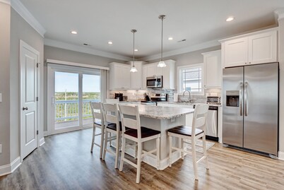 6 Bedroom, 5 Bath Ocean Side home, steps to the beach and SeaView Pier