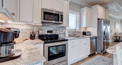 6 Bedroom, 5 Bath Ocean Side home, steps to the beach and SeaView Pier