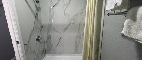 Baignoire, serviettes fournies