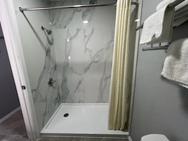 Bañera y toallas