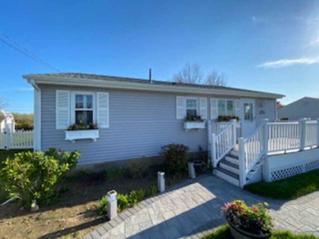This house is a 4 bedroom(s), 1.5 bathrooms, located in Narragansett, RI.