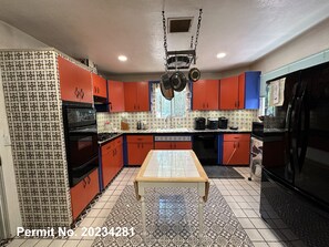 Fridge, microwave, oven, stovetop - Spacious Home, Vintage Charm (Bisbee)