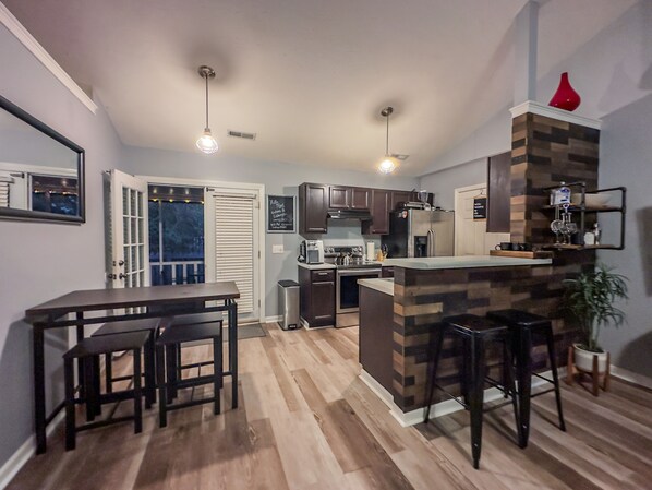 Refrigerador, microondas, horno y parrilla de estufa 