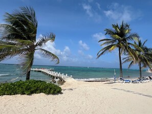 Plage, chaises longues, serviettes de plage