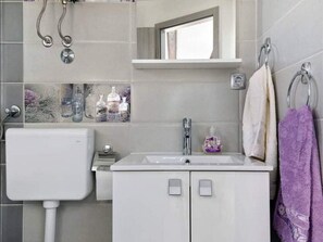 Dusche, Haartrockner, Handtücher