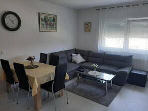 TV - Apartment Kupre - One Bedroom Apartment with Sauna (Slavonski Brod)