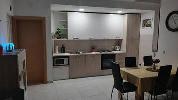 Réfrigérateur, micro-ondes, four, lave-vaisselle