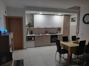 Fridge, microwave, oven, dishwasher - Apartment Kupre - One Bedroom Apartment with Sauna (Slavonski Brod)