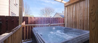 Lovely 2 Bedroom Unit with a Hot Tub