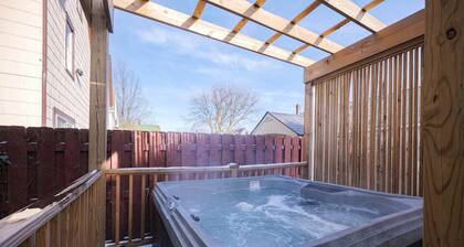 Lovely 2 Bedroom Unit with a Hot Tub