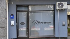 Una vetrina ampia in vetro mostra l'insegna "Marsonia".