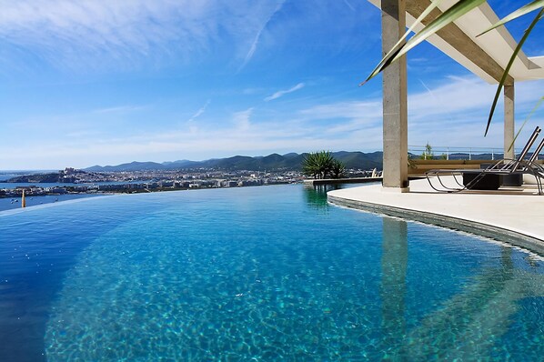 Infinity-pool, liggestole