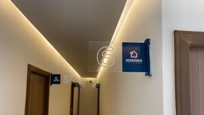 A hotel hallway with a sign indicating room number 5 and the name 'HONÓRIO POUSA DA'. - Honório Pousada  (Tucano)