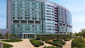 Un edificio moderno con fachada curva, ventanas amplias y un letrero que dice "Nationwide Children's".