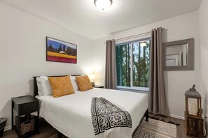 4 slaapkamers, een bureau, een strijkplank/strijkijzer, reisbedje