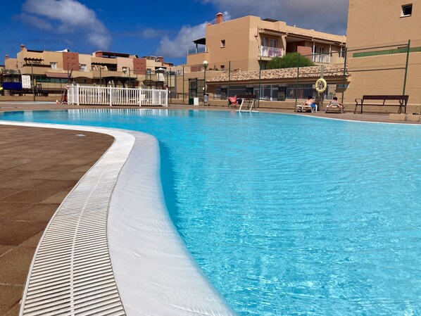Una piscina al aire libre