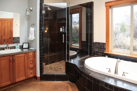 Combinazione doccia/vasca, asciugacapelli, asciugamani, sapone. Seabrook Farmhouse with Hot Tub & Swimming Pool, 4 min to Butchart Gardens