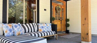 Seabrook Farmhouse with Hot Tub & Swimming Pool, 4 min to Butchart Gardens 