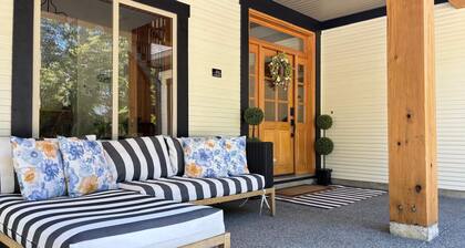 Seabrook Farmhouse with Hot Tub & Swimming Pool, 4 min to Butchart Gardens