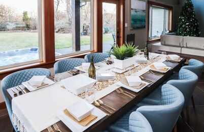 Seabrook Farmhouse with Hot Tub & Swimming Pool, 4 min to Butchart Gardens 