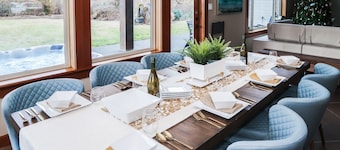 Seabrook Farmhouse with Hot Tub & Swimming Pool, 4 min to Butchart Gardens