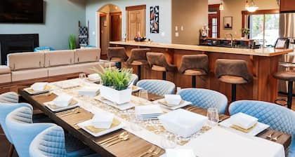 Seabrook Farmhouse with Hot Tub & Swimming Pool, 4 min to Butchart Gardens