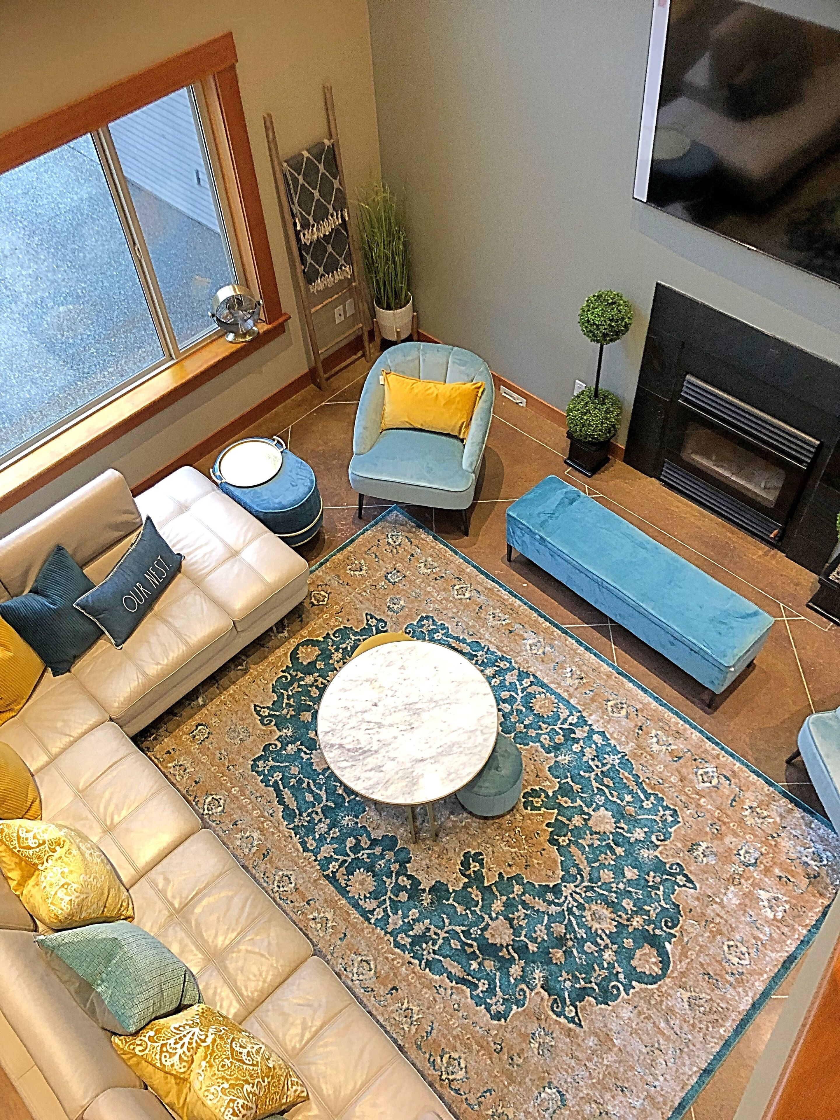 TV connectée, cheminée, baby-foot, livres