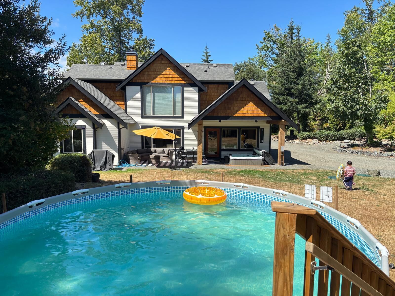 Una piscina al aire libre