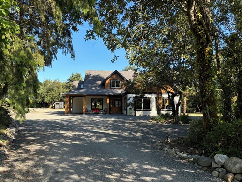 Seabrook Farmhouse with Hot Tub & Swimming Pool, 4 min to Butchart Gardens 