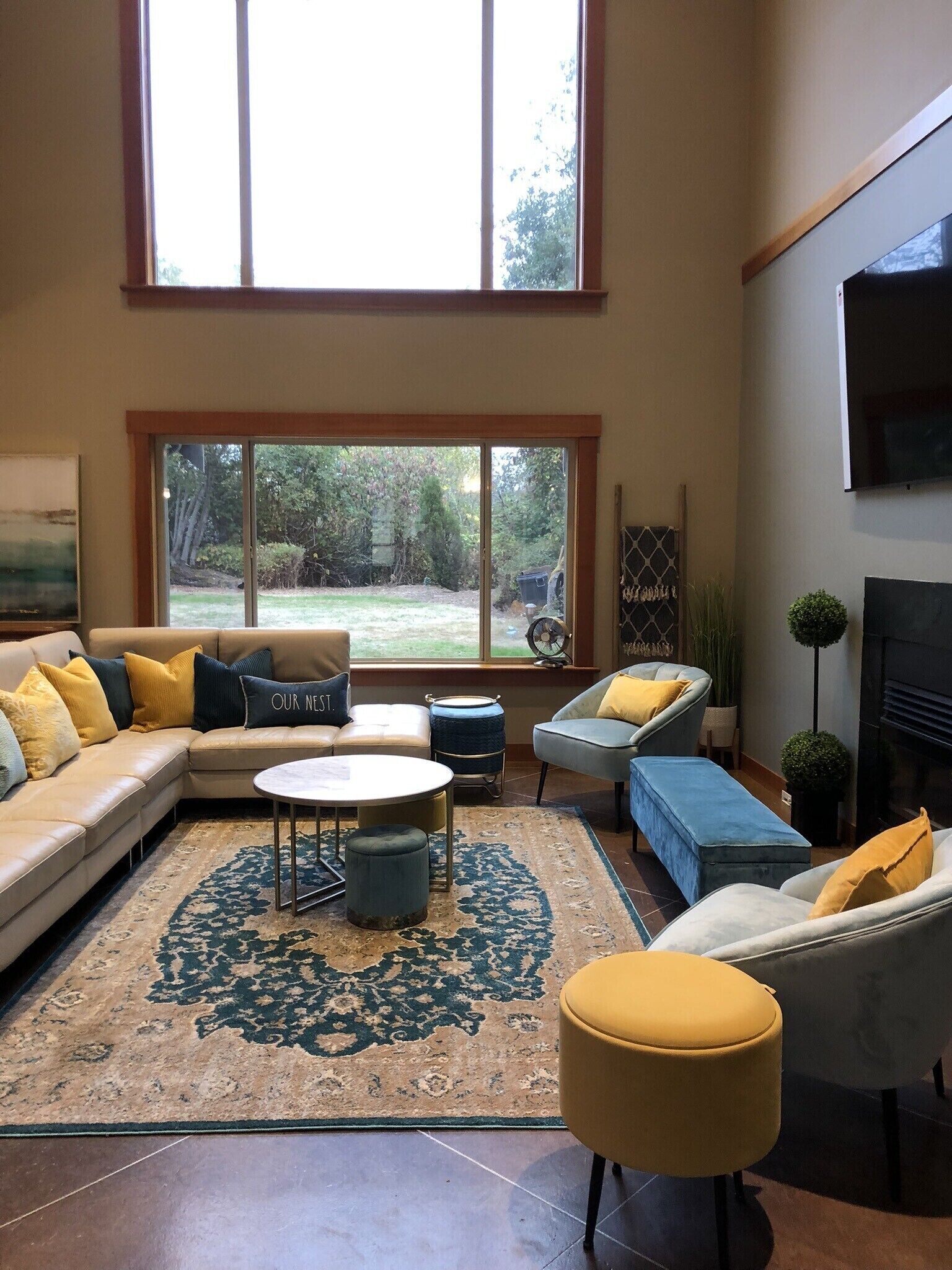 TV connectée, cheminée, baby-foot, livres