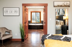 6 slaapkamers, een bureau, een strijkplank/strijkijzer, reisbedje