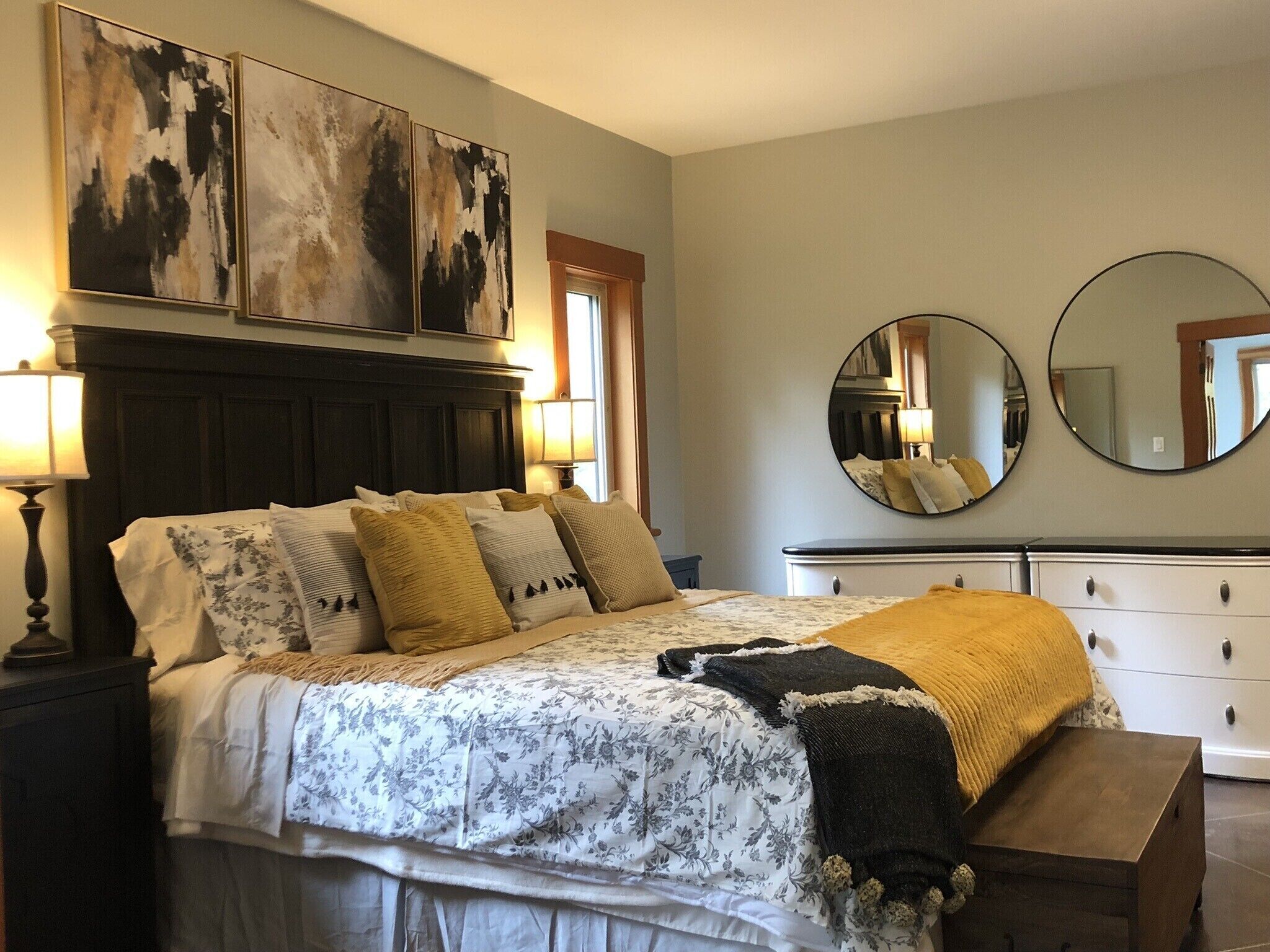 6 habitaciones, escritorio y tabla de planchar con plancha 