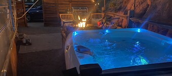 PVP58 Vintage 1977 AirstreamRV — With Private Hot Tub!