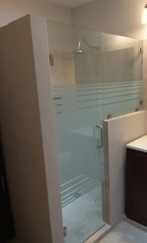 家庭單棟房屋 | 浴室 | 淋浴設備、提供毛巾