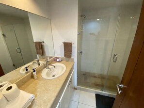 Comfort Condo | Bathroom sink - Departamentos QM2 (Mazatlán)