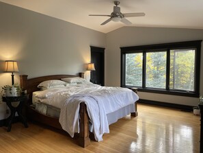 4 bedrooms, desk, WiFi, bed sheets