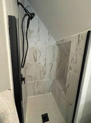 Douche, séchoir à cheveux, serviettes fournies, savon