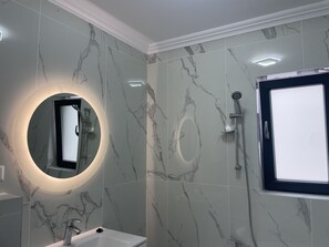 Shower, jetted tub - Sisi Margo (Ipotești)