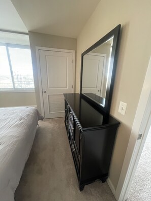 2 bedrooms, iron/ironing board, WiFi (free) - The Cosmopolitan at Reston Town Center (Reston)