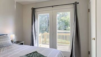 4 bedrooms, iron/ironing board, WiFi, bed sheets