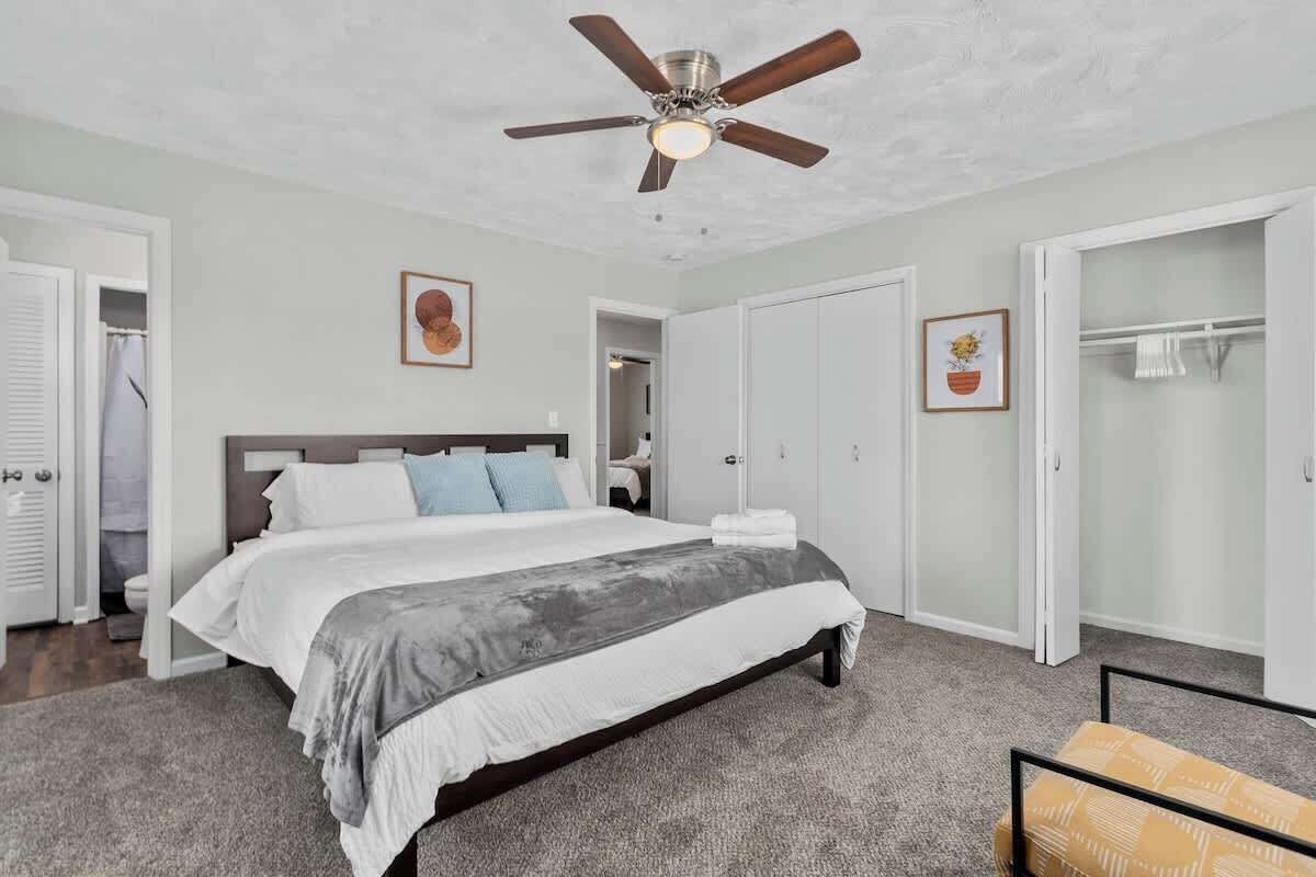 5 bedrooms, iron/ironing board, WiFi, bed sheets