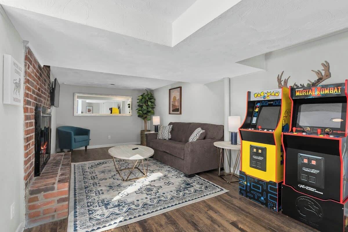 Una televisión, videojuegos, servicios de streaming, una oficina